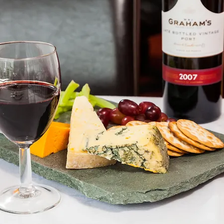 District Castle & 4*